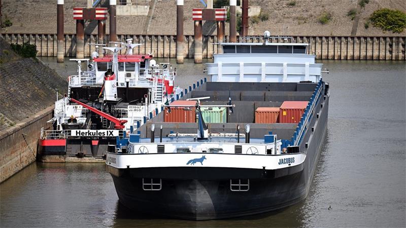 Die Pegelstände im Rhein in NRW wie hier in Duisburg fallen weiter