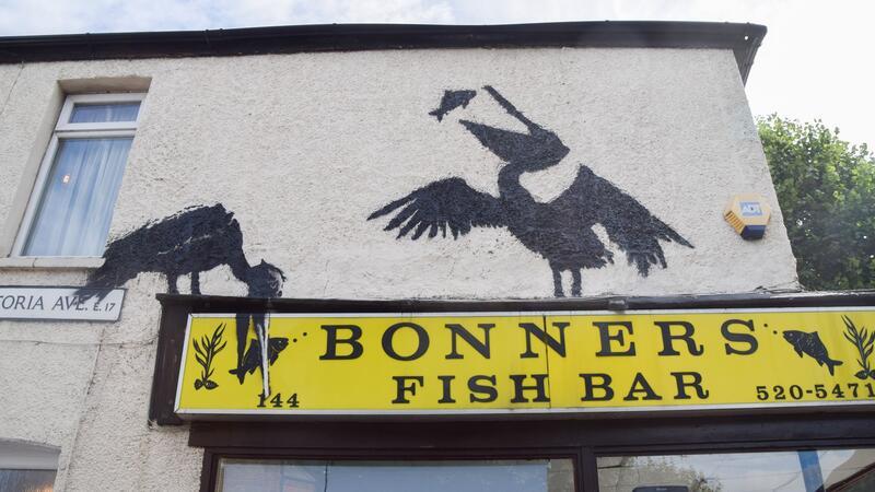 Katze bei Dehnübung: Banksy setzt Bilderreihe in London fort Die Pelikane an einem Fish-and-Chips-Shop tauchten an einem Freitag auf - wenn viele Briten sich das traditionelle Mahl gönnen.
