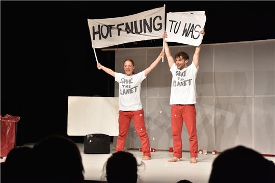 Die Performance Group rückt die Nachhaltigkeit als aufwühlende Trashedy in den Blick. Foto: Arno Oehri