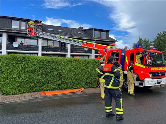 Die Person in Steinkirchen musste mit der Drehleiter der Feuerwehr Stade aus der Wohnung gerettet werden. Foto: Feuerwehr Steinkirchen