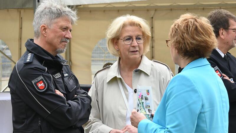 Die Personalratsvorsitzenden Cord Varrelmann (Stade) und Regina Jähnichen (Lüneburg) im Gespräch mit Ministerin Daniela Behrens (von links).