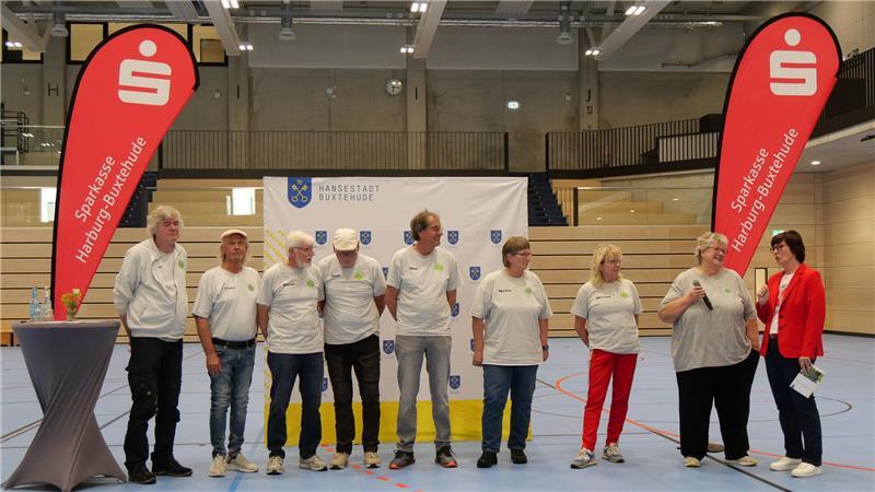 Die Pétanquemannschaft mit Jutta Westphal als Sprecherin ermutigt Bürgermeisterin Oldenburg-Schmidt, den Sport mit den Kugeln mal auszuprobieren.
