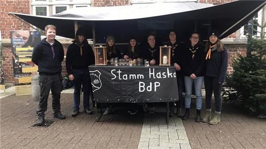 Die Pfadfindergruppe vom Stamm Hasko an ihrem Stand in der Stader Innenstadt.