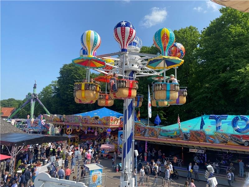 Die Pfingstmarkt-Fahrgeschäfte fuhren von früh bis spät. Foto: Weselmann