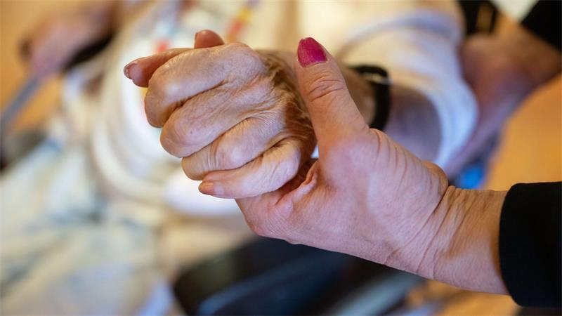 Die Pflege durch Angehörige ist unverzichtbar für den Sozialstaat. Deshalb fordern die Fraktionschefs von CDU und CSU bei den anstehenden Reformen mehr politische Wertschätzung für die „Helden des Alltags“. (Illustration)