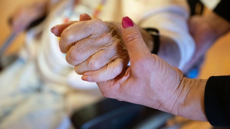 Pflege im Heim noch teurer - Druck für Reform Die Pflege im Heim ist erneut teurer geworden. (Archivbild)