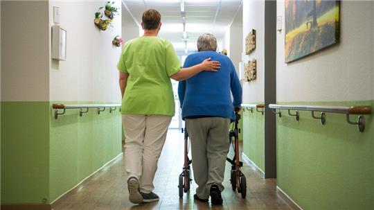Die Pflege zählt zu den Bereichen, in denen die Jobaussichten auch 2025 gut sind.