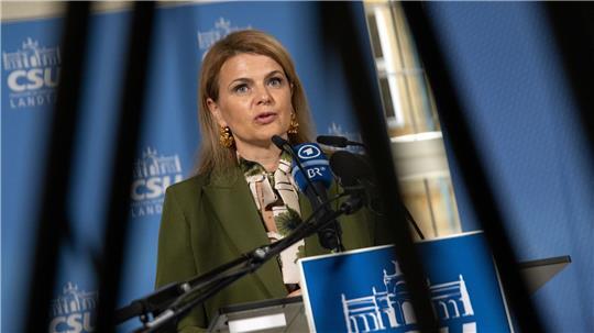 Die Pflegebevollmächtigte Katrin Staffler meint, „mit Klein-Klein“ komme man angesichts der Pflege-Herausforderungen nicht weiter. (Archivbild)