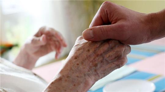 Die Pflegeversicherung ist in Finanznöten. Es fehlen laut Prognose mehr 1,4 in diesem und 3,4 Milliarden Euro im nächsten Jahr. (Archivbild)
