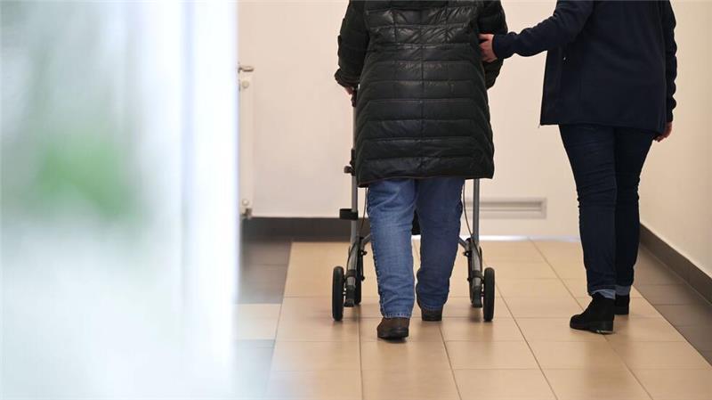 Die Pflegeversicherung wird 2025 wieder teurer. (Archivbild)