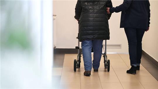 Die Pflegeversicherung wird 2025 wieder teurer. (Archivbild)