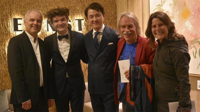 Die Pianisten Pierre-Laurant Boucharlat, Simonas Poska, Haiou Zhang mit ihren Fans Harald Winter und Silvia Reiß.