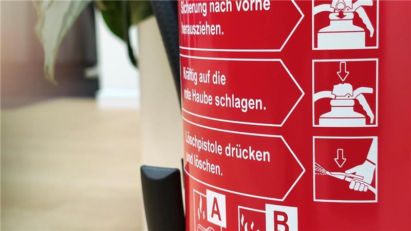 Die Piktogramme auf dem Feuerlöscher geben Auskunft zur jeweiligen Brandklasse sowie Hinweise zur Handhabung.