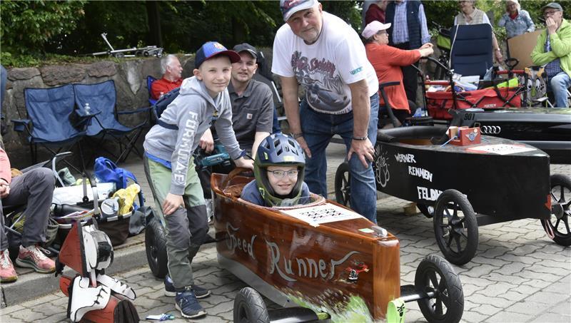Disco auf Rädern: Diese verrückten Seifenkisten schossen durch Harsefeld Die Piloten Jake und Luke mit Opa Jens vor seinem Formel 1- Nachbau.