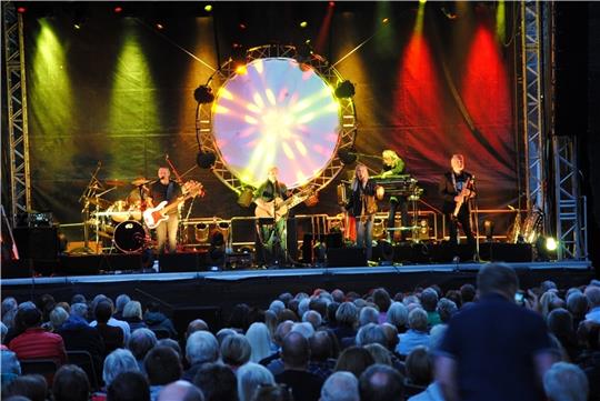 Die Pink-Floyd-Tribute-Band Echoes erschufen auf der Bühne vor 750 Zuhörern eine Traumwelt. Foto: Stief