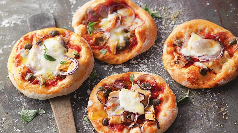 Die Pizza bloß nicht überfrachten: Gut abgetropfter Thunfisch aus der Dose, rote Zwiebeln, Oregano, Kapern und Mozarella reichen als Belag für die Pizette Tonno.