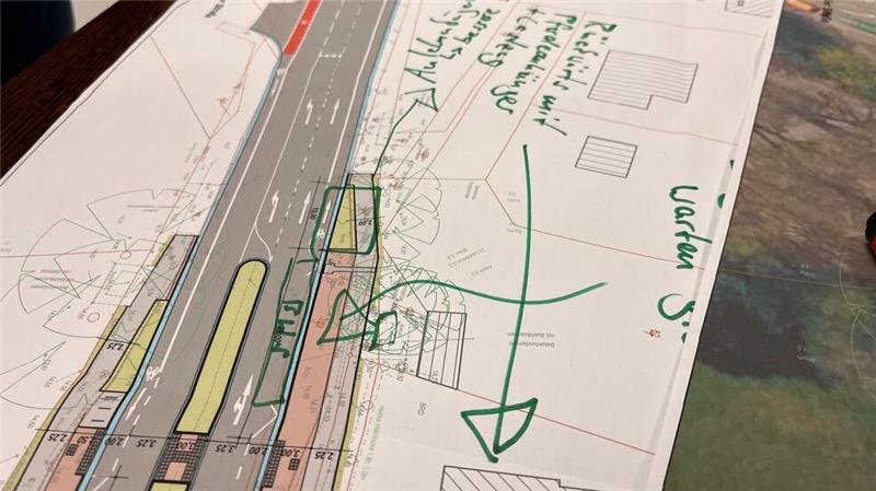 B73-Sanierung in Düdenbüttel: Das müssen Autofahrer wissen Die Pläne für die Sanierung und den Umbau der B73 als Ortsdurchfahrt stellten Straßenbaubehörde und Gemeinde in Düdenbüttel vor.