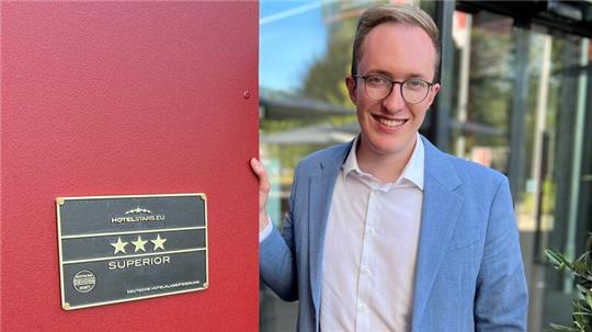 Die Plakette zeigt es: Das Havenhostel ist mit 3-Sternen-Superior zertifiziert worden. Hotel-Direktor Maximilian Schäfer freut sich.