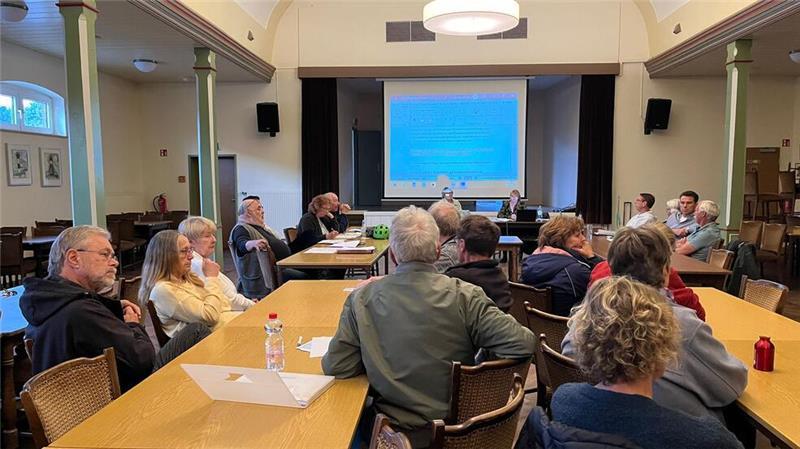 Protest gegen Viebrock-Siedlung im Alten Land: Bürger scheitern Die Planung der neuen Smart City in Grünendeich interessierte bei der Ratssitzung viele Bürger in der Gemeinde.