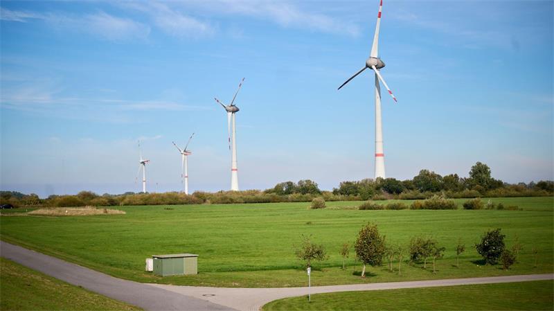 Emden: Wie die ersten Vorbereitungen für den Marinehafen laufen Die Planung und der Bau des neuen Hafens sind eine Herausforderung. (Archivbild)