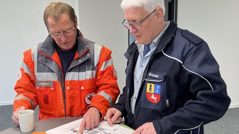 Die Planungen für den Umzug der Notunterkunft haben bereits begonnen: Frank Burfeindt (links) vom DRK im Gespräch mit Landkreis-Mitarbeiter Ralf Gronau.