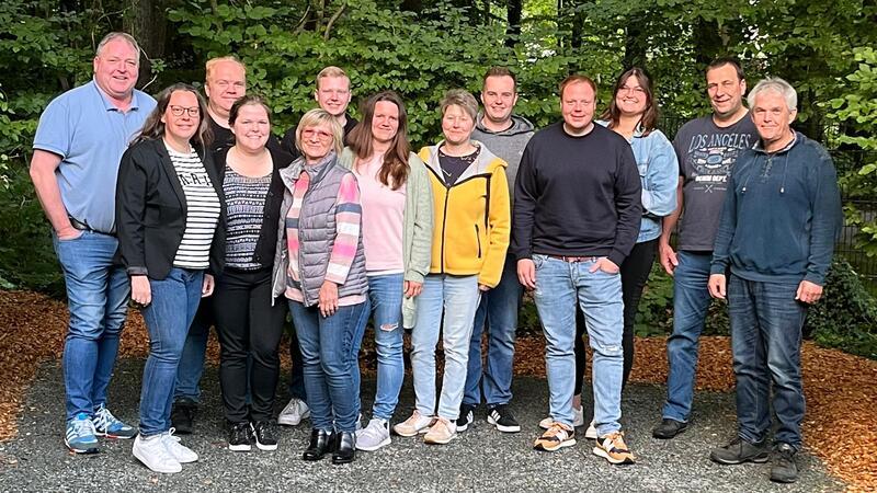 Die Planungsgruppe Projekt 100 hat das Jubiläum auf die Beine gestellt (von links): Michael Tiedemann, Lena Schlichtmann, Marco Brümmer, Lena Pankau, Meike Müller, Nils Kröger, Lara Imbusch, Imke Kröger, Björn Pankau, Fabian Dede, Julia Reinholz, Marco Elfers und Bernd Reitmann. Es fehlt auf dem Bild: Nadine Ammer.