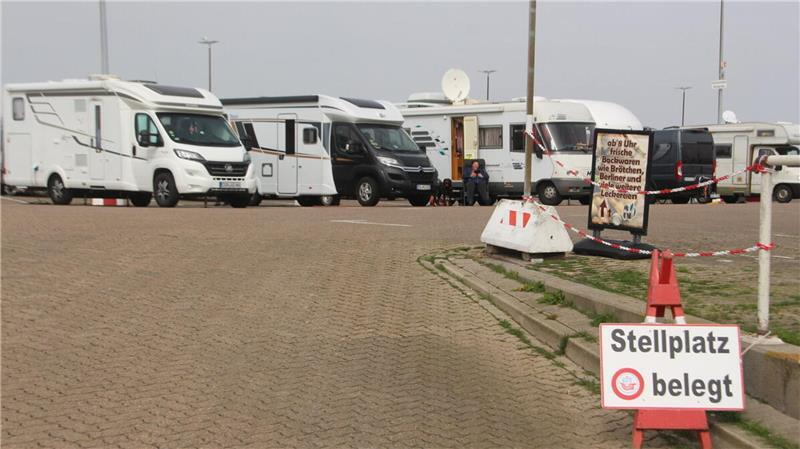 Die „Platte“ am Fährhafen ist an sonnigen Feiertagen auch schon mal ausgebucht. Wohnmobilisten aus ganz Deutschland schätzen den Betonparkplatz an der Elbmündung.