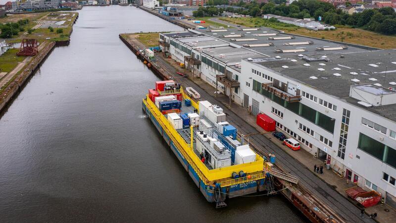 Kraftstoff aus Windkraft: Weltweit erste schwimmende Anlage im Test Die Plattform ist nach Angaben der Forscher weltweit einzigartig.