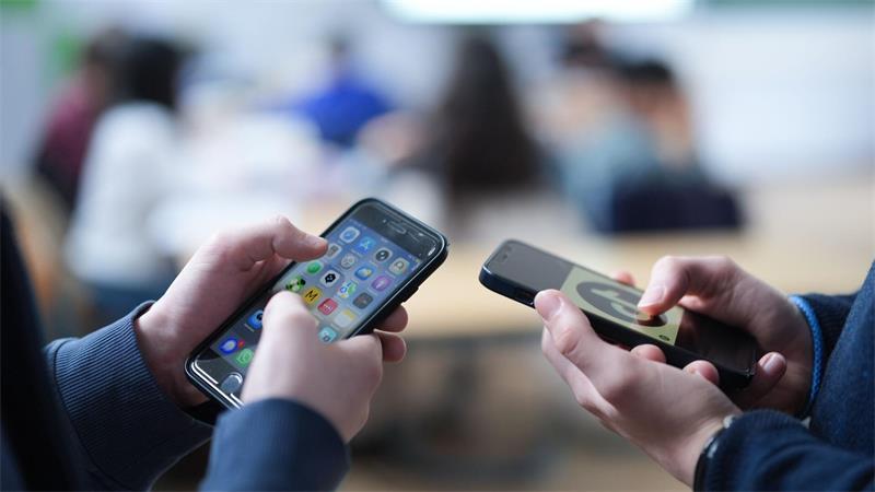 Social Media unter 13 tabu - Kabinett plant Übergangsregeln Die Plattformen sollen in die Pflicht genommen werden.