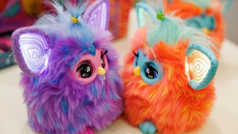 Die Plüschfiguren Furby von Hasbro zählen zu den „Top 10 Spielzeugen 2023“.