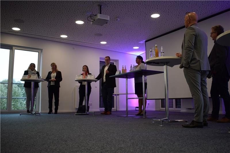 Die Podiumsdiskussion im Havenhostel (von links): Melanie Rost-Reinecke, Birgit Butter, Corinna Lange, Matthias Mittlmejer und Esther Deppe-Becker diskutieren mit Arno Schupp und Björn Vasel vom TAGEBLATT. Foto: Wisser