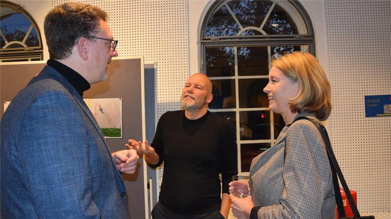 Die Podiumsteilnehmer des Stadtforums „Besser unterwegs in Buxtehude“ untereinander im Gespräch (von links): Prof. Karsten Ley (Hochschule 21), Zukuntfsforscher Dr. Stefan Carsten und Stadtbaurätin Michaela Springhorn.