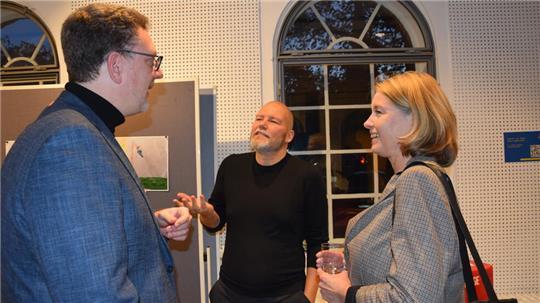 Die Podiumsteilnehmer des Stadtforums „Besser unterwegs in Buxtehude“ untereinander im Gespräch (von links): Prof. Karsten Ley (Hochschule 21), Zukuntfsforscher Dr. Stefan Carsten und Stadtbaurätin Michaela Springhorn.