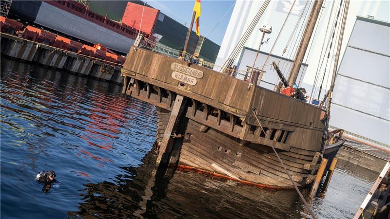 Planken, statt Stahl – Koggen-Reparatur „nicht alltäglich“ Die Poeler Kogge „Wissemara“ soll bei der Firma Strela Shiprepair repariert werden.