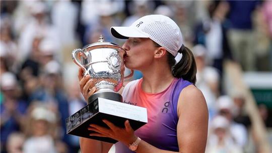 Die Polin Iga Swiatek küsst die Trophäe nach ihrem bei den French Open.