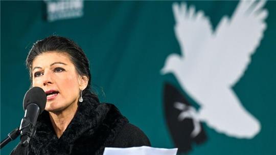 Die Politikerin Sahra Wagenknecht während ihrer Rede bei der Friedensdemonstration.