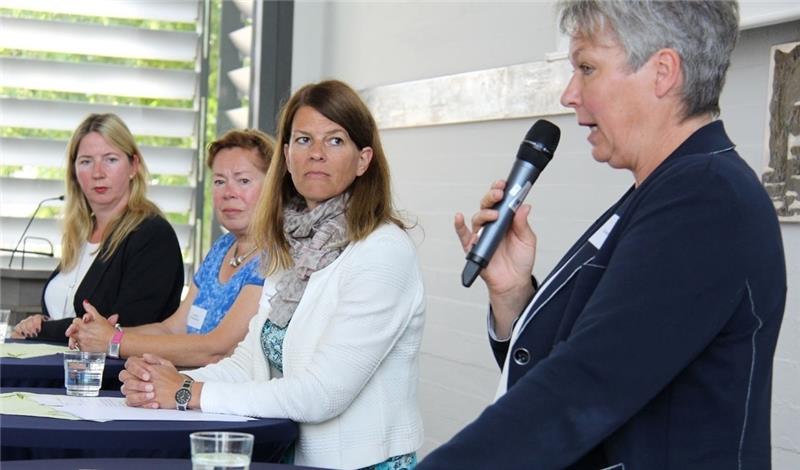 Die Politikerinnen Birgit Butter (von links), Christiane Leuchtenberger und Susanne Puvogel diskutierten mit IHK-Hauptgeschäftsführerin Maike Bielfeldt (Zweite von rechts) über Netzwerke im privaten wie im beruflichen Umfeld.