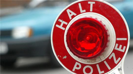 Die Polizei Cuxhaven kontrollierte einen 81-jährigen Cuxhavener, dessen unsichere Fahrweise zu mehreren riskanten Situationen führte (Archivbild).