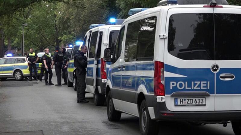 Die Polizei Hannover im Großeinsatz: Bedrohungslage an einer Schule. Schnell gibt es aber Entwarnung - der Alarm wird wegen eines technischen Defekts ausgelöst.