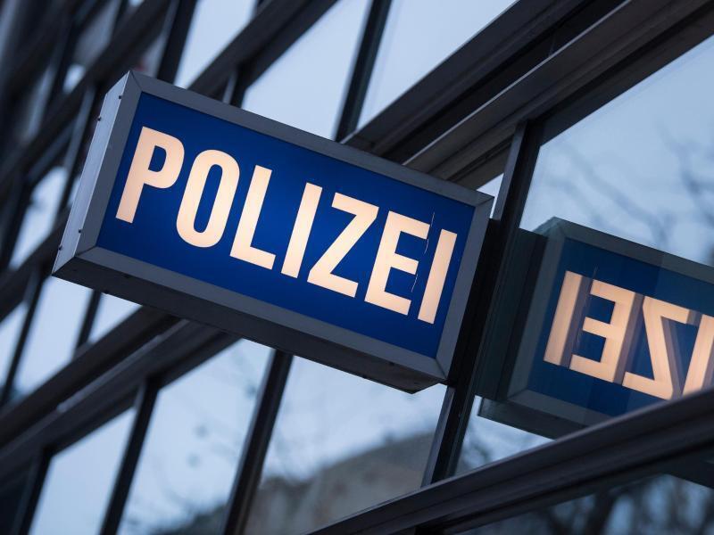 Die Polizei Harsefeld hat den Diebstahl im Hollenbecker Eierhus aufgenommen und sucht nach vier Tätern. Symbolfoto: Roessler/dpa