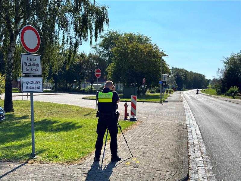 Ein Monat Fahrverbot: 42-jähriger Raser mit 105 km/h erwischt Die Polizei Hemmoor hat am Freitag Geschwindigkeitsüberwachungen im Bereich Bülkau durchgeführt. Auch vor der Grund- und Oberschule Börde Lamstedt standen die Beamten. Foto: Polizei