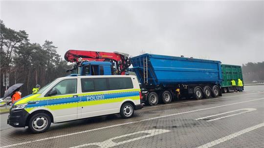 Die Polizei Lüneburg kontrolliert einen Lkw auf der Autobahn 1 auf dem Rastplatz „Stellheide“.