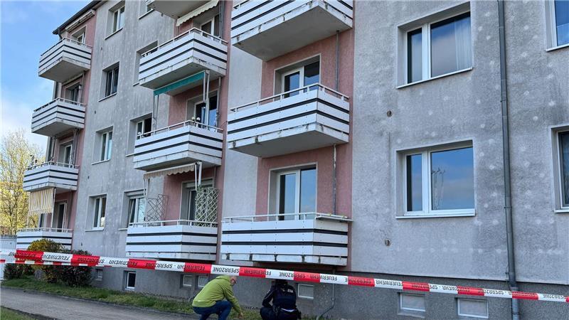 Die Polizei Magdeburg ermittelt, nachdem eine Frau und ein Kind beim Sturz von einem Balkon schwer verletzt worden sind. 