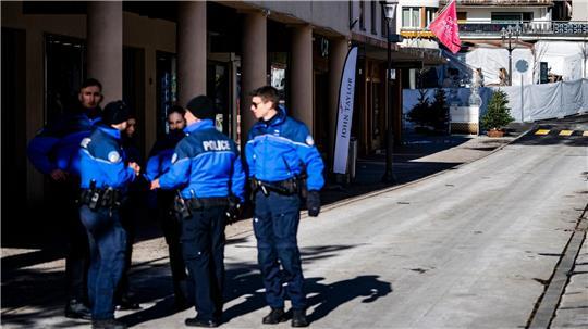 Die Polizei äußert sich nicht zu Spekulationen über die Ursache für das Feuer.