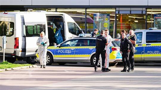 Die Polizei am Tag des Tötungsdeliktes vor dem Supermarkt in Ratzeburg, in dem eine Frau getötet wurde.