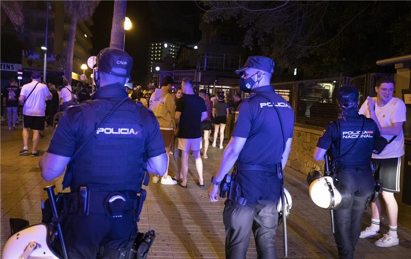 Die Polizei auf Mallorca kontrolliert Strandpartys in Arenal. Foto: Clara Margais/dpa