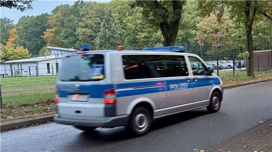 Die Polizei auf dem Weg zum Einsatz in Sachen Jugendbande. Im Hintergrund ist das JUBS zu sehen.