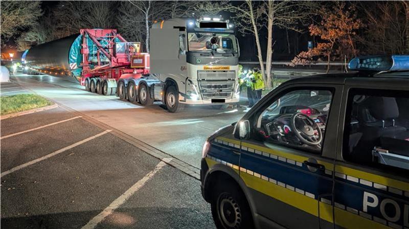 Die Polizei aus dem Kreis Cuxhaven kontrolliert regelmäßig Schwerlasttransporte. Hier ein Archivfoto vom März 2025. 