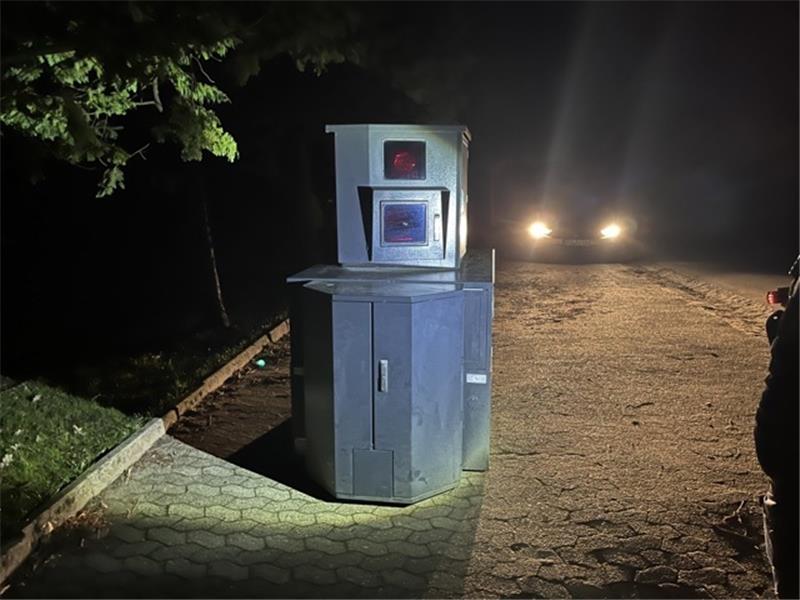 Die Polizei begutachtete den Schaden am Blitzer „Anette“. Foto: Polizei