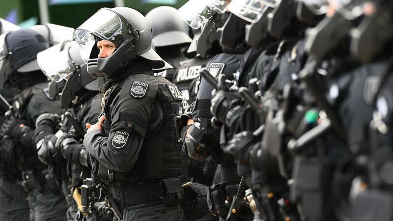Die Polizei beim Hamburger Stadtderby. (Archivbild)